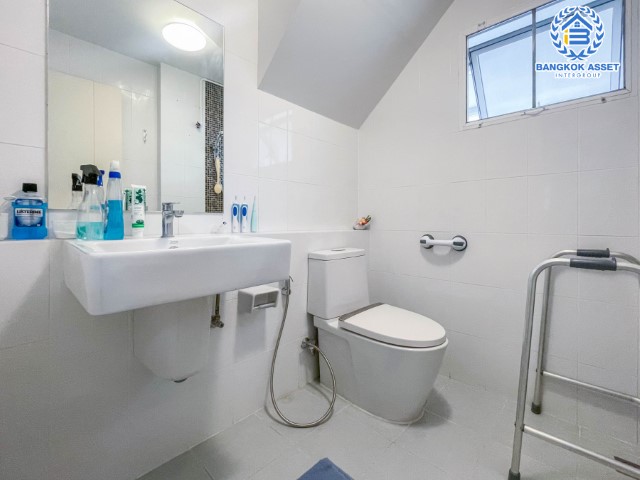 *****บ้านแฝดมือสองย่านนนทบุรี ม. แกรนด์พลีโน่ รัตนาธิเบศร์ หลังมุม บ้านสวย พร้อมเข้าอยู่ บนเนื้อที่กว่า 36.7 ตร.ว. 3 ห้องนอน 2 ห้องน้ำ 2 ที่จอดรถ พร้อมแถมแอร์ 4 เครื่องและที่ดูดควันจากเตา 1 เครื่อง บนทำเลที่เชื่อมต่อถนนชัยพฤกษ์, ถนนรัตนาธิเบศร์, ถนนนครอินทร์ เดินทางสะดวก ใกล้รถไฟฟ้า "สถานีบางพลู"